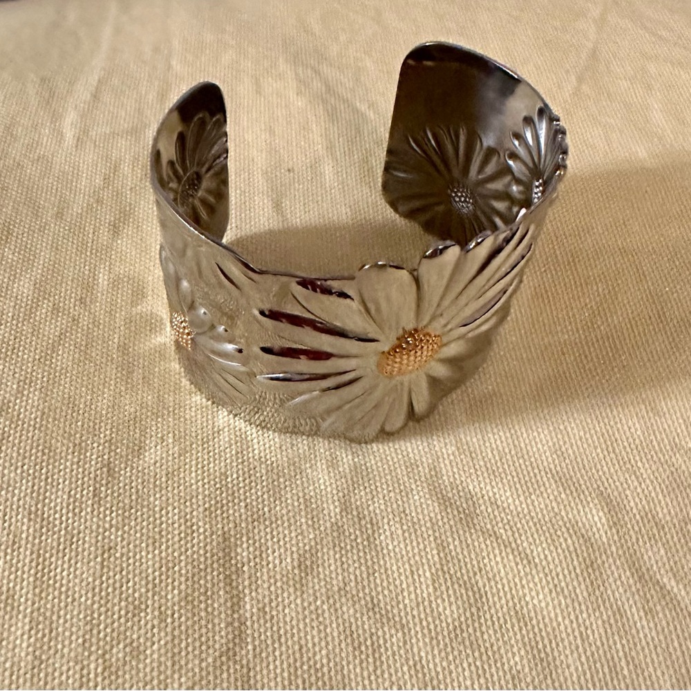 Metal Daisy Bracelet